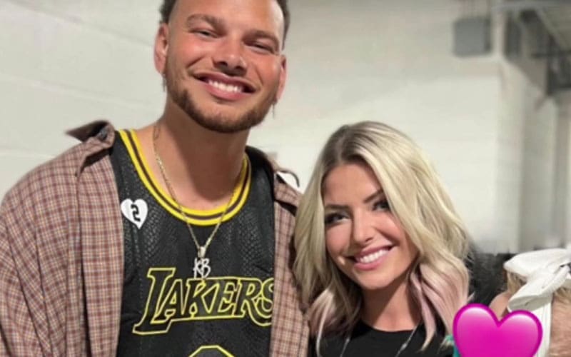 Alexa Bliss disfruta de una noche de fiesta con su hija Hendrix en el concierto de Kane Brown
