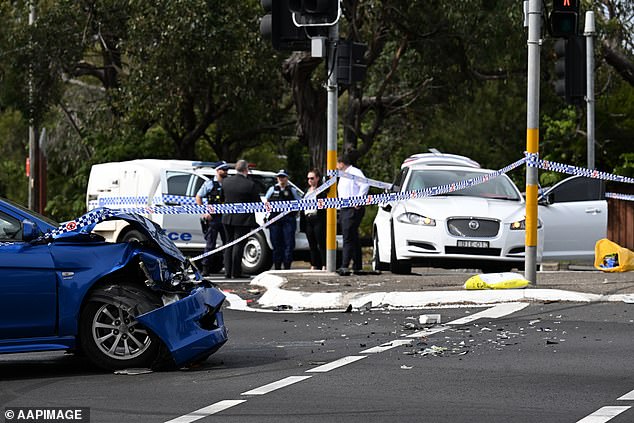 La policía aparece en la escena del accidente en Engadine el domingo.