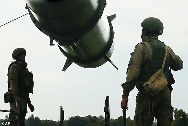 Ha salido a la luz una aterradora lista secreta de lugares de todo el Reino Unido que la marina rusa atacaría con misiles nucleares en caso de una guerra con la OTAN. En la imagen: soldados rusos cargan un lanzador de misiles balísticos de corto alcance Iskander-M como parte de un ejercicio militar ruso destinado a entrenar a las tropas en el uso de armas nucleares tácticas