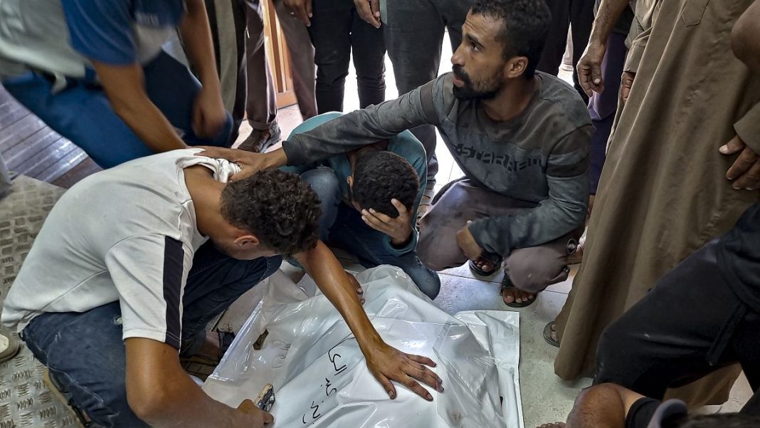 Ataques aéreos israelíes matan a decenas de personas en Gaza antes de las conversaciones de alto el fuego
