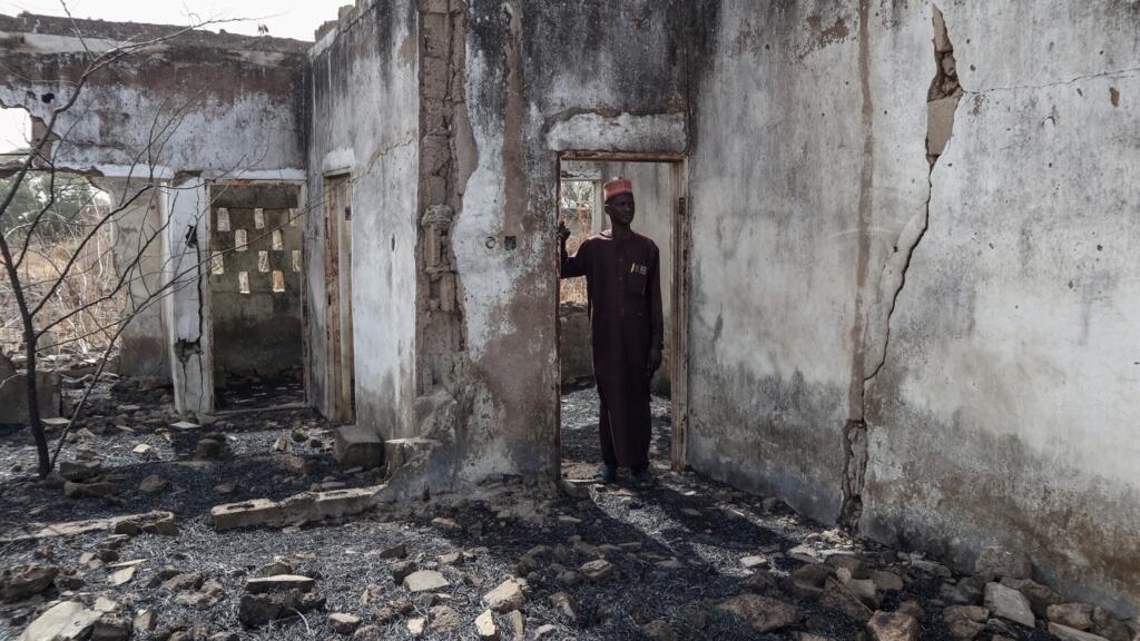 Autoridades afirman que más de una docena de personas mueren en un atentado con bomba en el estado nigeriano de Borno
