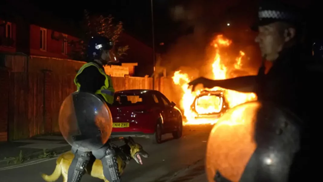 Autoridades del Reino Unido arrestan a unas 100 personas en disturbios xenófobos - teleSUR
