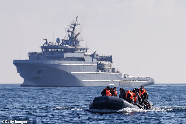 Un buque de guerra francés escolta a una de las pequeñas embarcaciones que transportan inmigrantes ilegales a través del Canal. El público británico no puede entender por qué la Fuerza Fronteriza del Reino Unido parece haber abandonado todo intento de proteger las fronteras del Reino Unido y, en cambio, dedica su tiempo activamente a conducir estos botes y barcazas hasta nuestras costas.