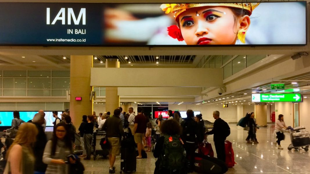 Bali, en Indonesia, refuerza los controles de inmigración mientras las llegadas de turistas aumentan en casi un millón hasta los 3,89 millones en lo que va de año
