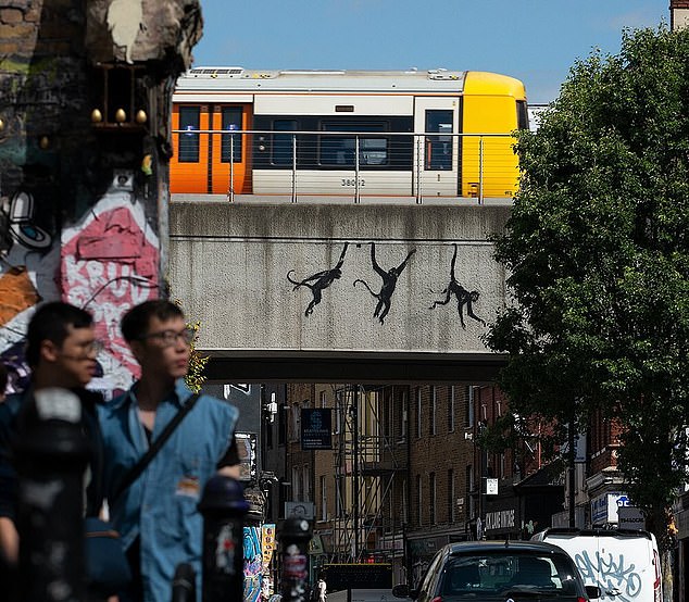 La pintura, que muestra a tres monos balanceándose desde un puente ferroviario, apareció en Brick Lane.