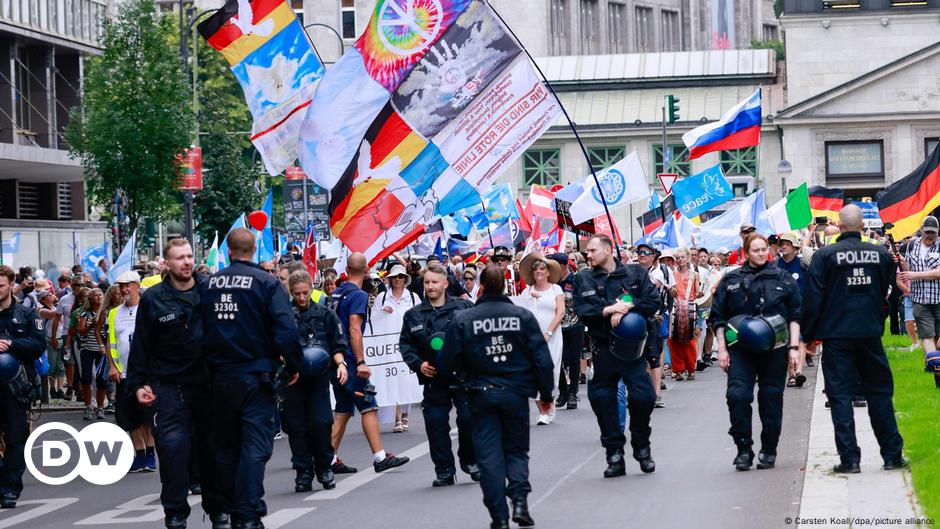 Berlín: Miles de personas marchan en protesta contra la pandemia de COVID-19
