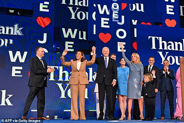 El presidente Joe Biden y la primera dama Jill Biden estuvieron acompañados por la vicepresidenta Kamala Harris, la candidata demócrata, y Doug Emhoff, junto con Hunter Biden y otros miembros de la familia Biden al final del discurso del presidente en la Convención Nacional Demócrata.