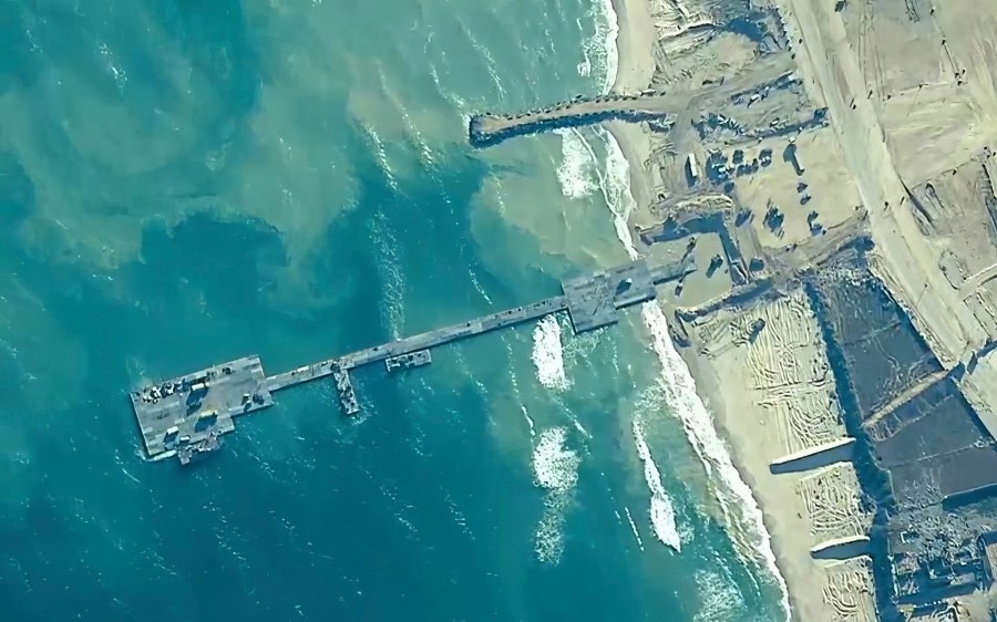 Biden presionó por el muelle de Gaza pese a las advertencias de que socavaría otras rutas de ayuda, dice organismo de control
