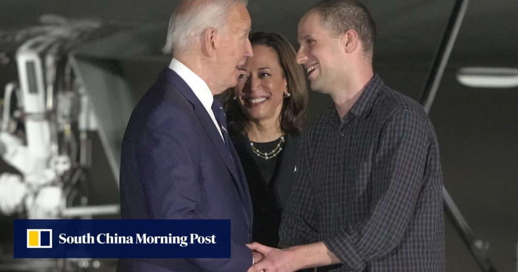 Biden y Harris saludan a los estadounidenses liberados en el gran intercambio de prisioneros entre Rusia y Occidente
