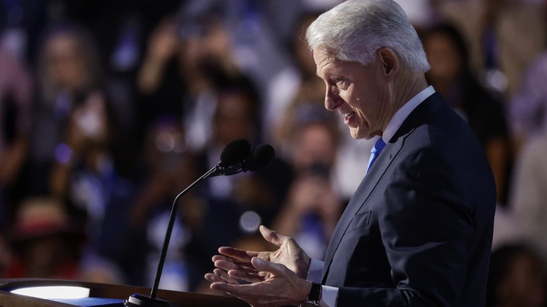 Bill Clinton dice que la elección entre Harris y Trump es “Nosotros, el pueblo” versus “Yo, yo mismo y yo” 
