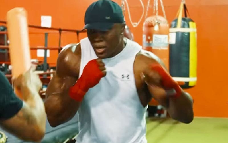 Bobby Lashley comienza un intenso entrenamiento para un combate de boxeo tras su salida de la WWE
