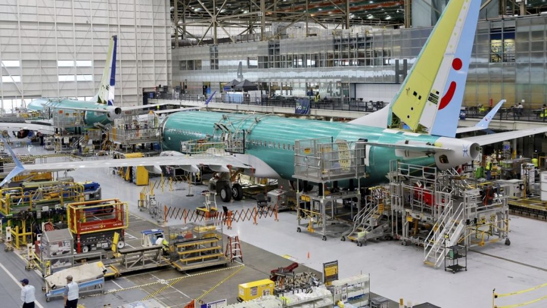 Boeing nombra nuevo director ejecutivo tras revelar pérdidas de mil millones de dólares
