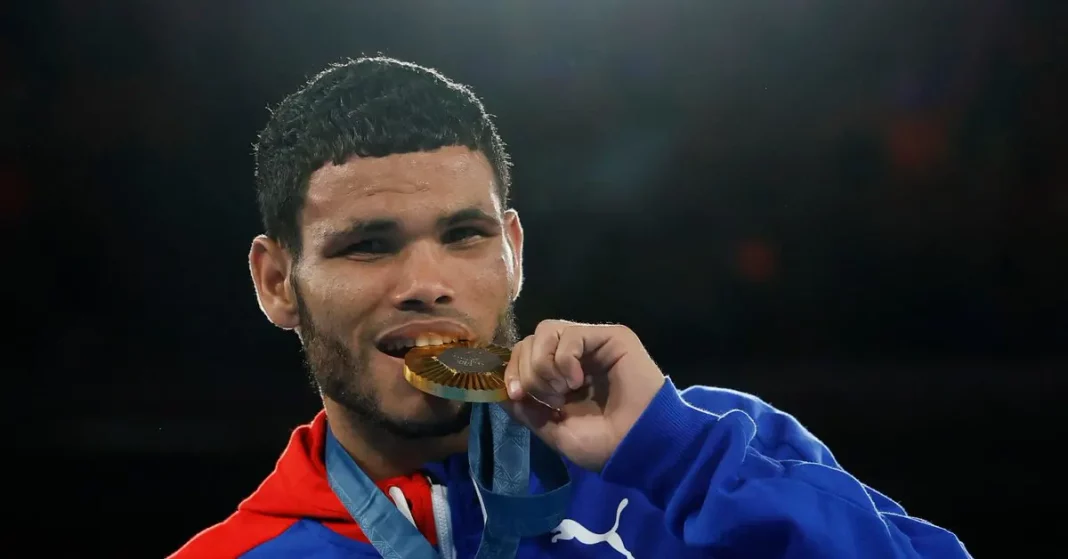 Boxeador cubano Erislandy Álvarez gana medalla de oro en París - teleSUR
