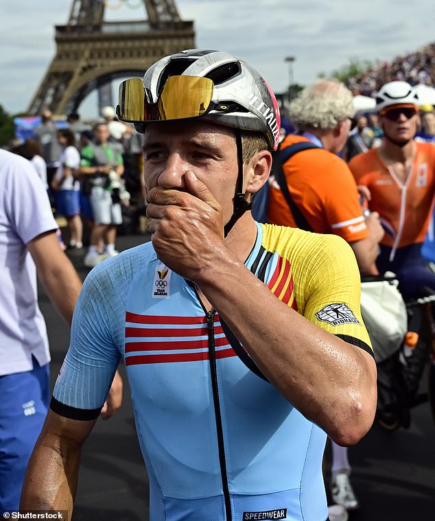 Remco Evenepoel ganó el oro en la carrera de ruta masculina a pesar de sufrir un pinchazo al final