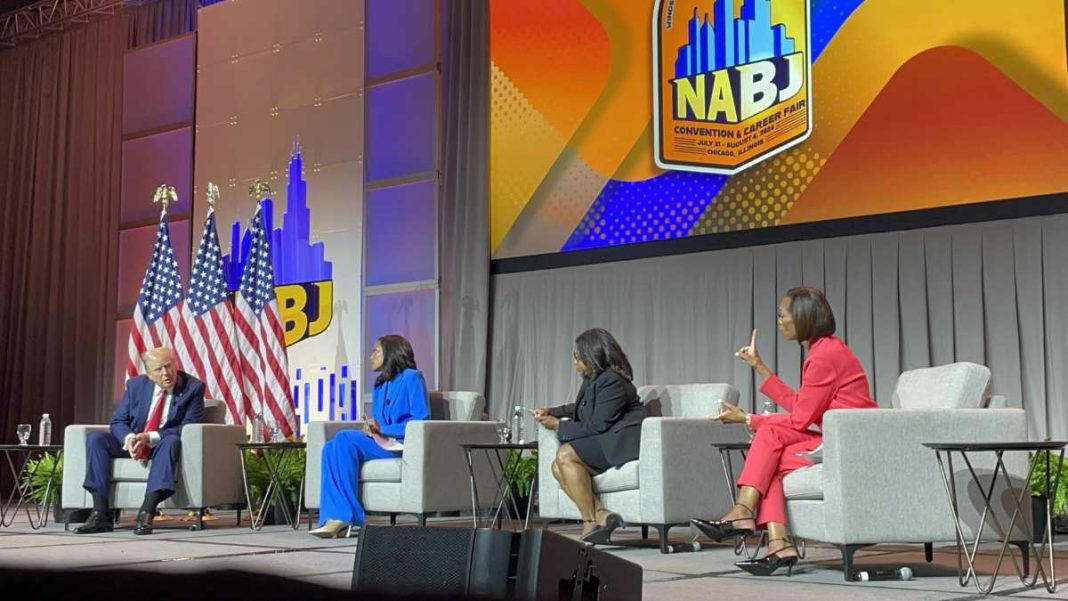 Donald Trump en el escenario con Rachel Scott de ABC News, Kadia Goba de Semafor y Harris Faulkner de FOX News