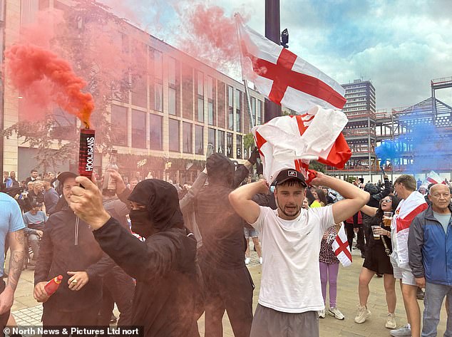 Los alborotadores lanzaron bengalas en escenas de violencia en el centro de la ciudad de Sunderland el viernes por la noche