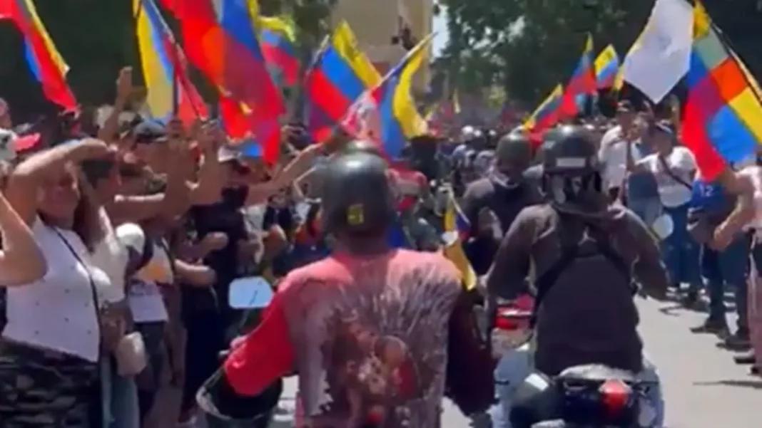 Caravana de motociclistas en defensa de la paz recorre Caracas - teleSUR
