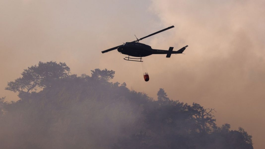 Cientos de bomberos croatas luchan contra el incendio cerca de Split
