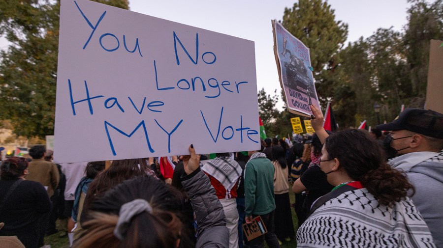 Cómo la guerra en Gaza podría afectar los votos en los estados indecisos
