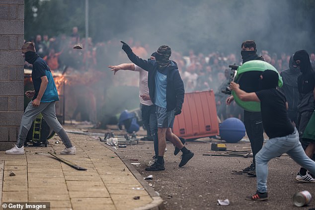 ROTHERHAM: Manifestantes antiinmigración intentan ingresar al Hotel Holiday Inn Express, que alberga a solicitantes de asilo, el 4 de agosto