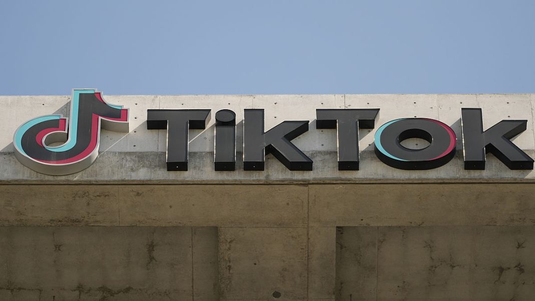 Comparan a TikTok con sitios de noticias de propiedad extranjera mientras abogados luchan contra prohibición estadounidense
