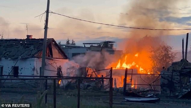 Un edificio arde en la ciudad rusa de Sudzha tras la incursión de Ucrania