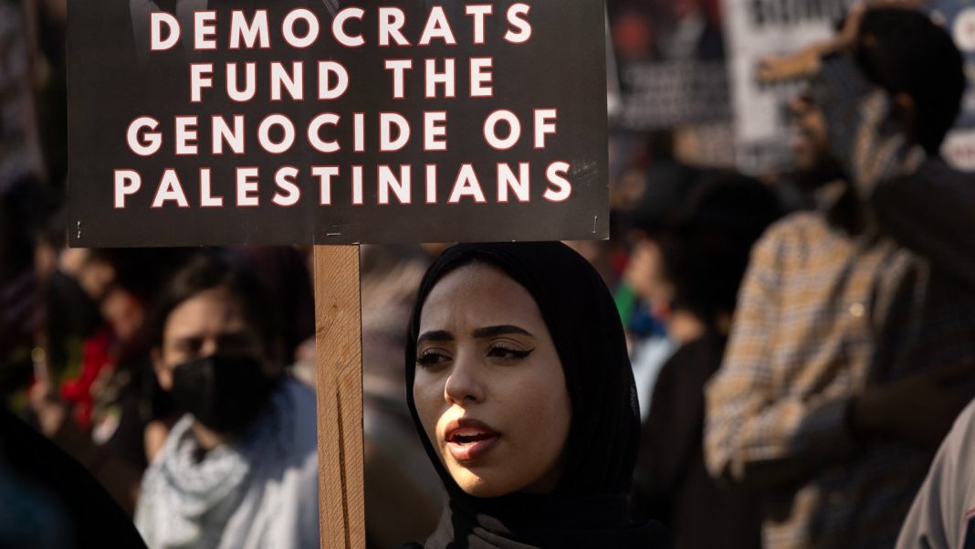 DNC 2024: Demócratas rechazan a presidente palestino, asistentes se tapan los oídos al escuchar nombres de víctimas de Gaza
