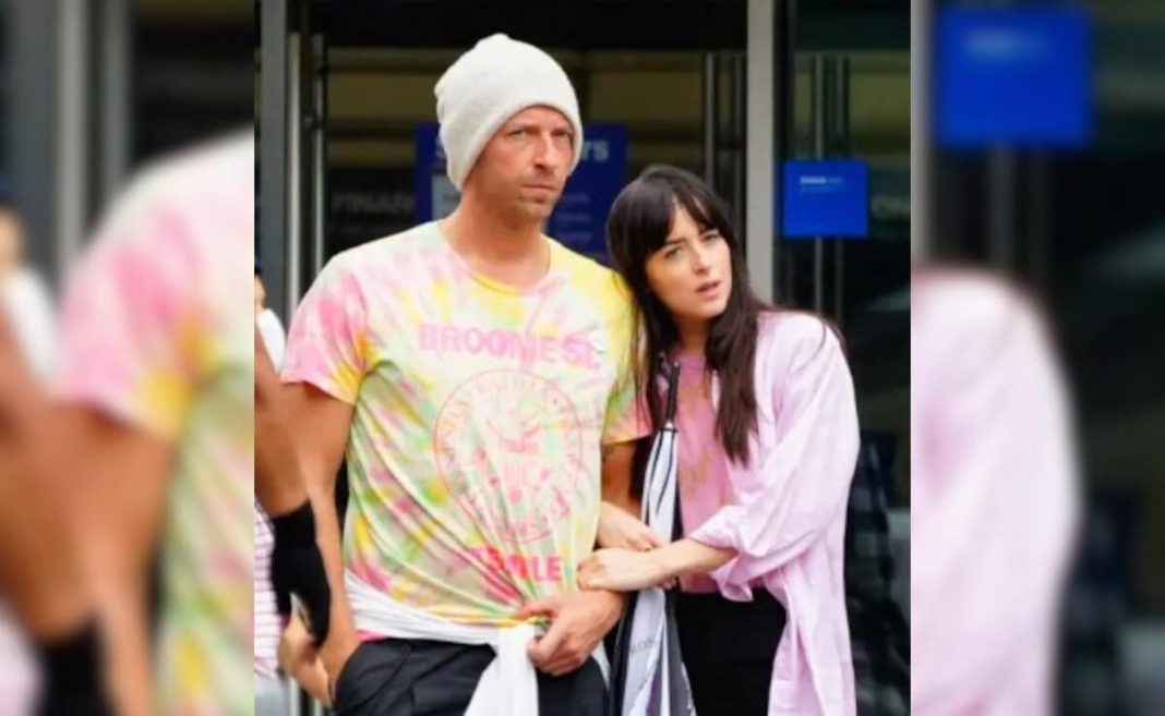 Dakota Johnson fue vista luciendo un anillo de compromiso en medio de rumores de separación de Chris Martin
