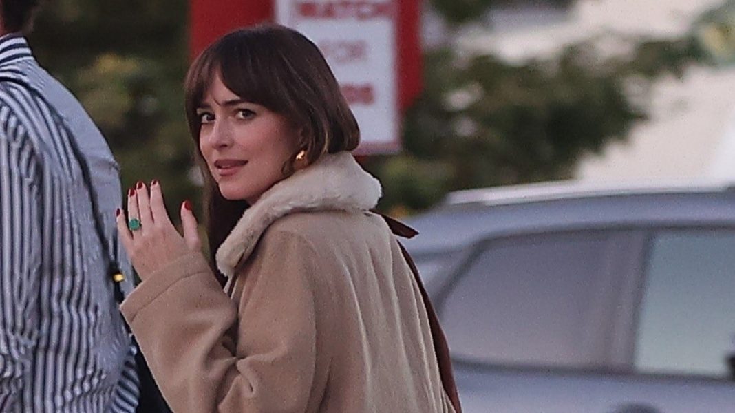 Dakota Johnson muestra su anillo de compromiso para disipar los rumores de ruptura con Chris Martin. Ver fotos
