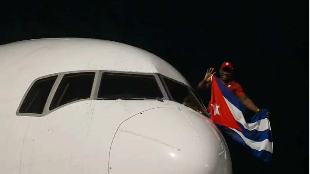 Delegación cubana de deportistas llega a su patria procedente de París - teleSUR
