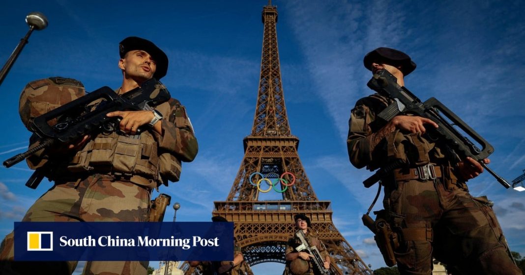 Detenido un hombre por escalar la Torre Eiffel, zona evacuada antes del cierre de los Juegos Olímpicos
