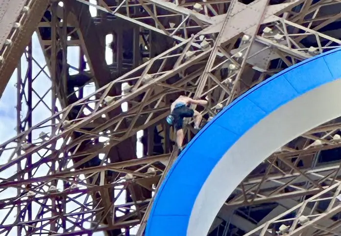 Detenido un hombre que subía a la Torre Eiffel, cierran temporalmente la entrada por precaución - teleSUR
