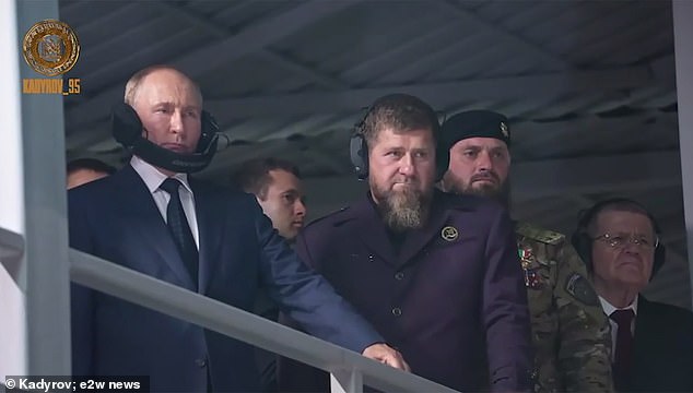 El autócrata Vladimir Putin (en la foto, a la izquierda) ha sido objeto de burlas por llevar sus protectores auditivos al revés durante una visita a un campo de tiro checheno.