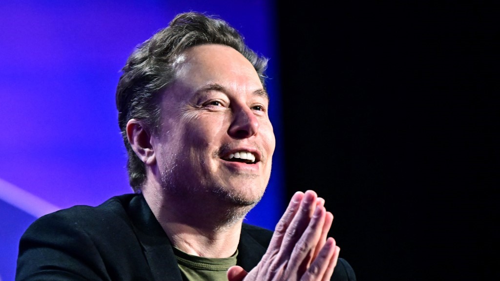 Disturbios de extrema derecha: el gobierno del Reino Unido critica a Elon Musk por predecir una 'guerra civil' en Gran Bretaña
