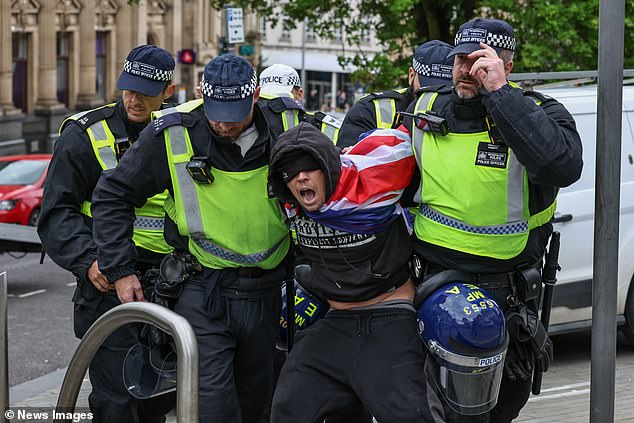 Un manifestante es detenido por la policía durante una manifestación hoy en Barnsley, South Yorkshire.