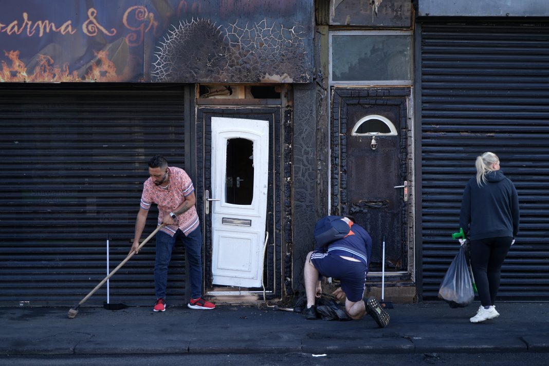 Disturbios en Reino Unido: un empleado sirio de una tienda destruida en Belfast dice que los musulmanes 