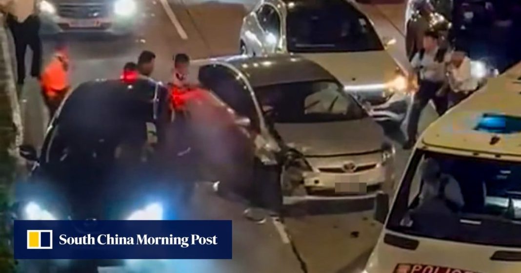 Dos heridos cuando un conductor intenta atravesar un control de carretera en Hong Kong
