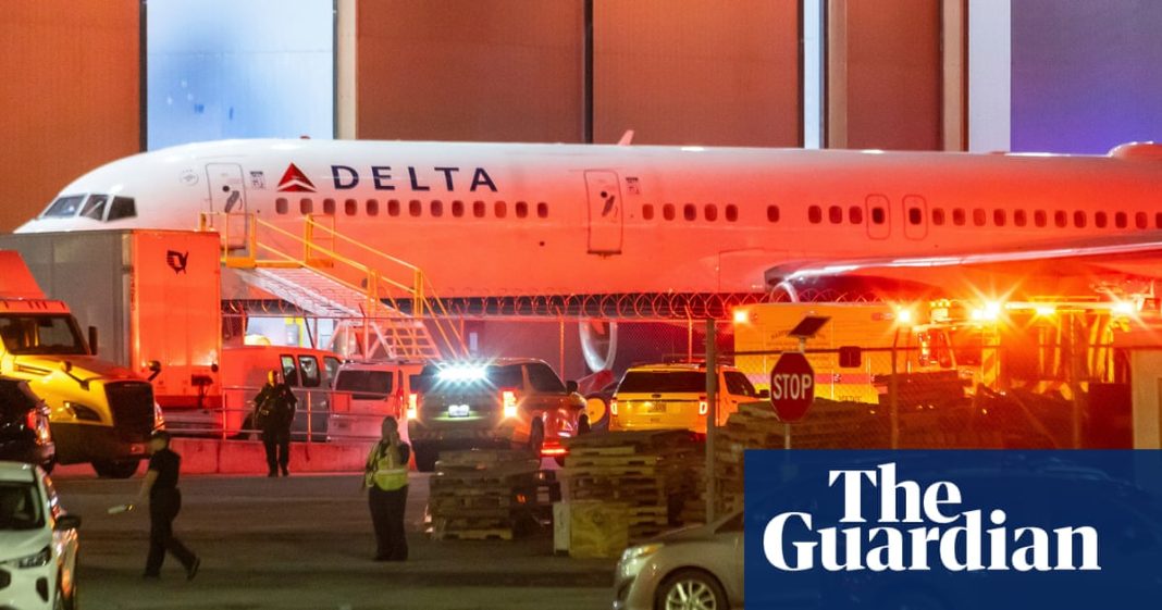 Dos trabajadores mueren por reventón de neumático en avión de Delta en Atlanta
