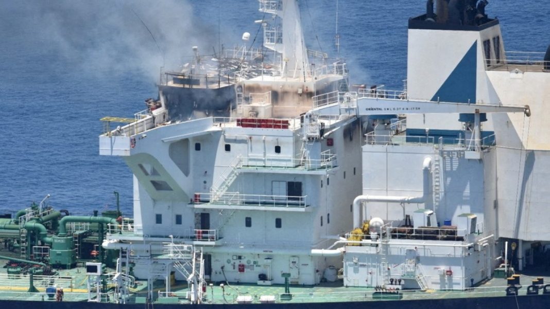 EEUU afirma que el petrolero griego atacado en el Mar Rojo parece tener una fuga de petróleo
