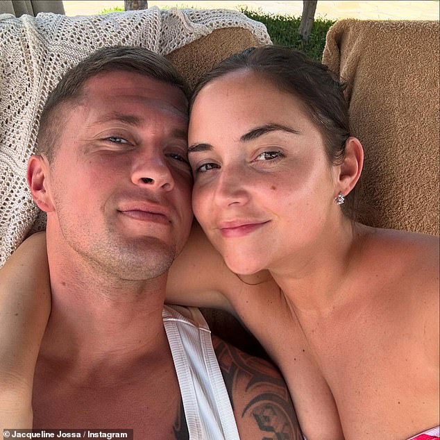 Se ha revelado la villa de 920 libras por noche donde Jacqueline Jossa, de 31 años, y Dan Osbourne, de 33, se alojaban con sus hijos mientras dos ladrones enmascarados robaban objetos de valor por valor de 20.000 libras.