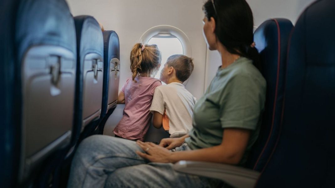 Easyjet, Ryanair, Wizz: las aerolíneas que cobran a las familias por sentarse juntas
