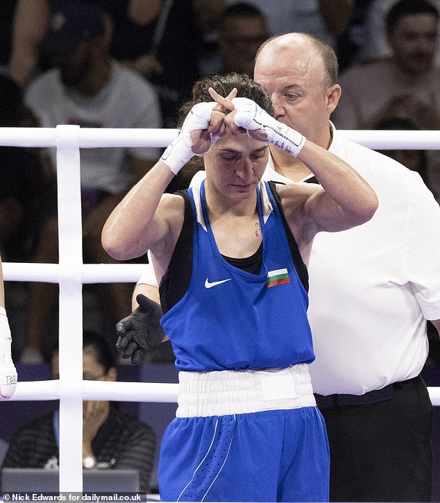 La búlgara Svetlana Staneva cruzó dos dedos y los golpeó dos veces hacia la multitud después de la derrota.