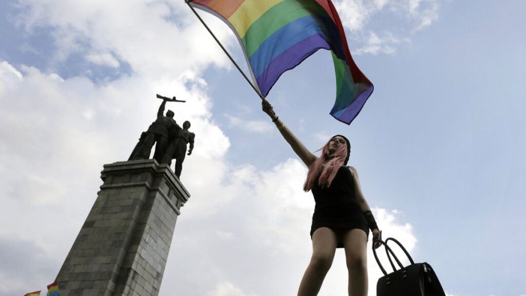 El Parlamento búlgaro aprueba una ley contra la propaganda LGBTQ
