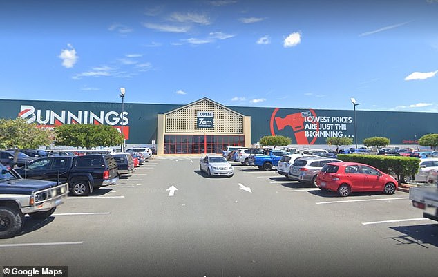 La policía de Queensland respondió al incidente en Bunnings Stafford (en la foto) en los suburbios del norte de la ciudad poco después de las 11.15 a. m. del jueves.