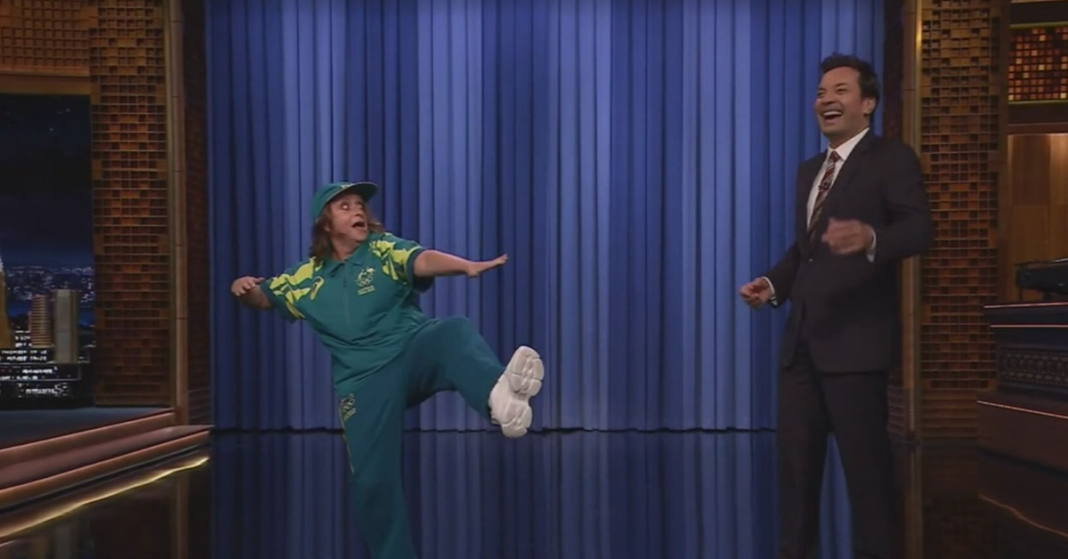 El atrevido homenaje de Jimmy Fallon al bailarín de breakdance australiano Raygun
