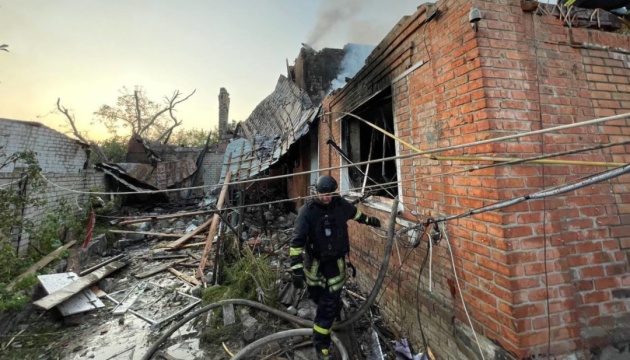 El bombardeo nocturno de Chuhuiv hiere a cinco civiles, entre ellos dos niños
