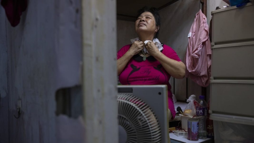 El calor sofocante en Hong Kong afecta a quienes trabajan al aire libre y a los residentes con ingresos más bajos
