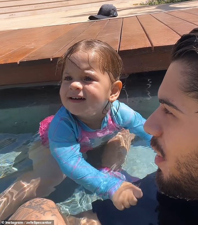 La estrella de la música country brasileña Zé Felipe reveló en Instagram que rescató a su hija de un año, María Flor, de ahogarse en una piscina en la mansión de la familia el jueves, solo tres días después de que se mudaron.