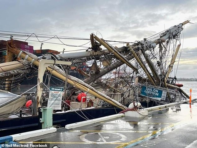 Las fotografías del STS Leeuwin II muestran que sufrió graves daños después de chocar con el buque portacontenedores Maersk Shekou en el puerto de Fremantle la madrugada del viernes.