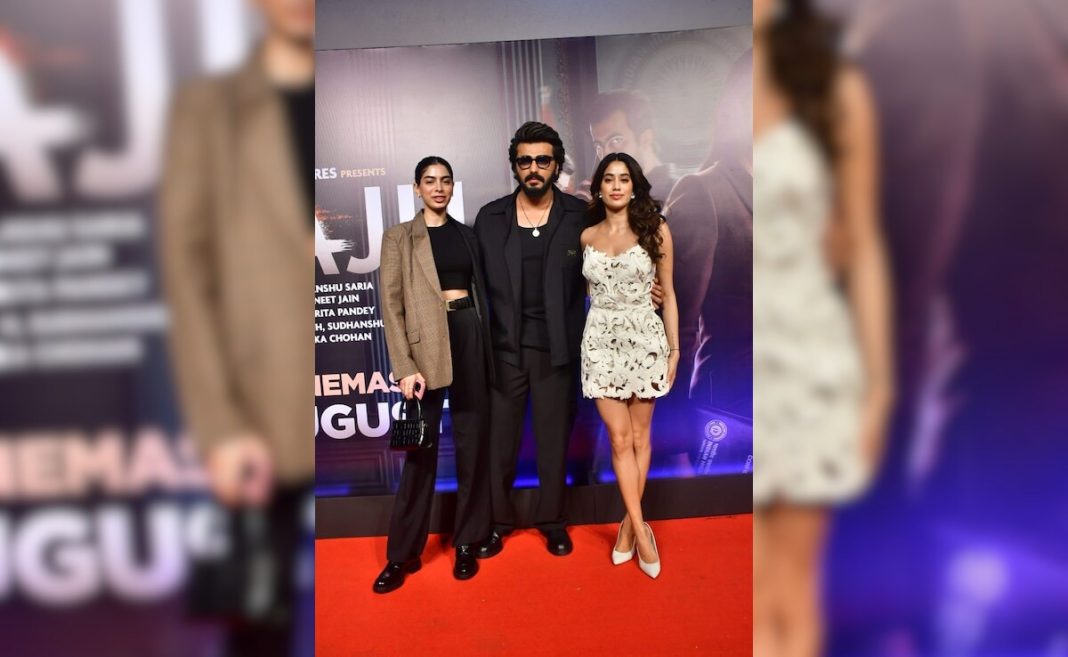 El equipo de animadoras de Janhvi Kapoor en <i>Ulajh</i> Proyección: los hermanos Khushi y Arjun Kapoor
